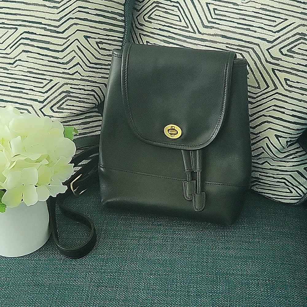 COACH Vintage Daypack 9960 Drawstring Turnlock Backpack Black Leather Brass